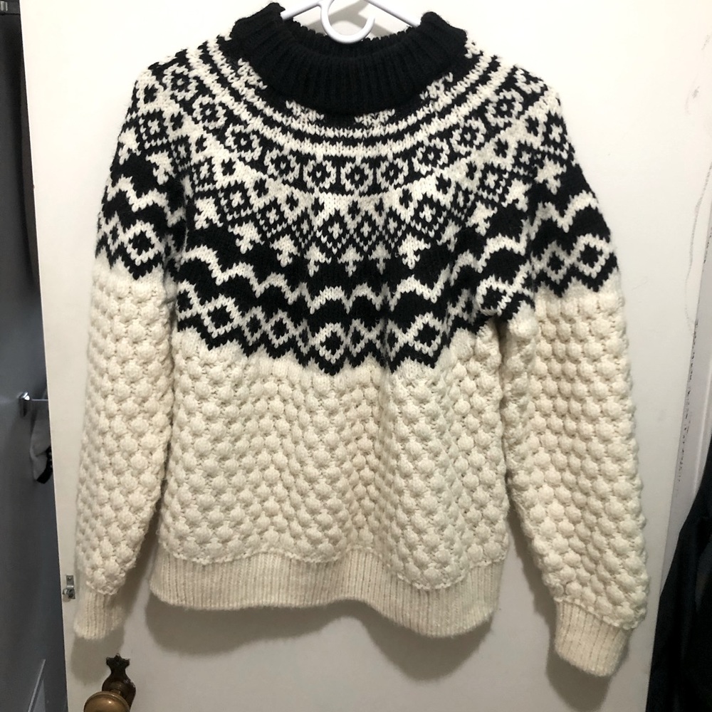 Beautiful black and white chunky/3D knit sweater / MED